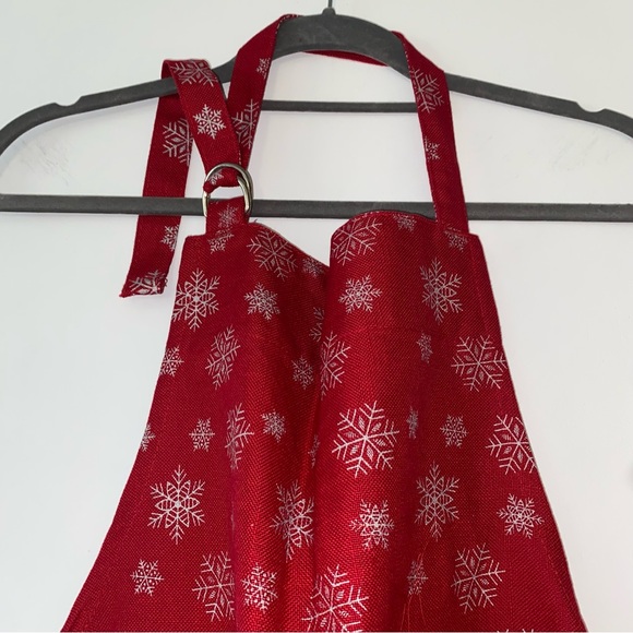 NWOT Silver Snowflake Red Kitchen Apron - Picture 6 of 10